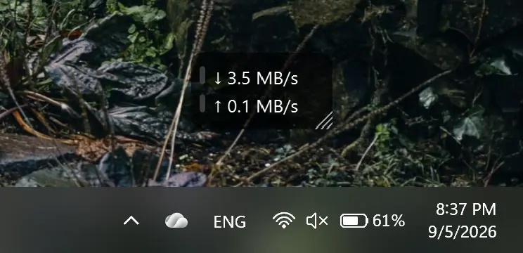TinyNetUse desktop overlay showing current download and upload speeds.